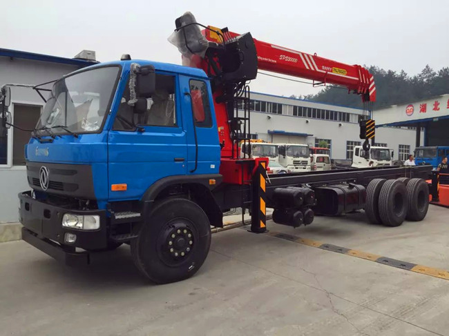 東風153后八輪隨車吊