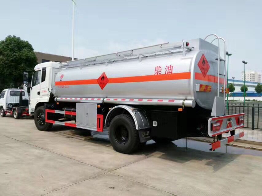 國五東風新款后八輪運油車 國五東風新款后八輪運油車