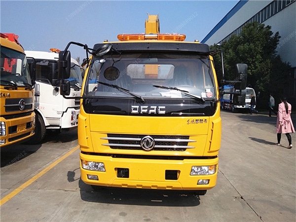 東風(fēng)多利卡帶吊一拖二清障車