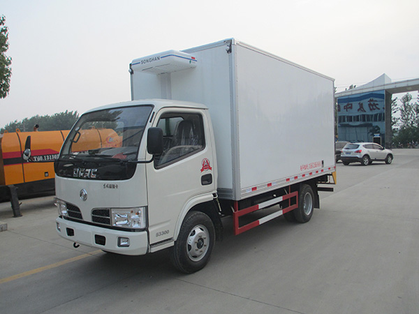 東風(fēng)多利卡4米貨廂冷藏車(chē)