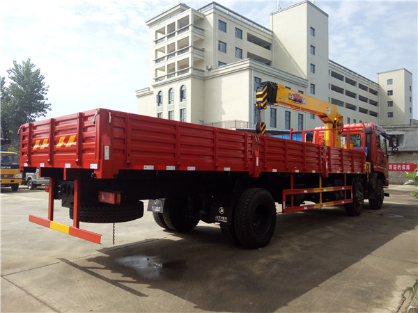 東風(fēng)前四后四飛濤8噸隨車(chē)吊 東風(fēng)前四后四飛濤8噸隨車(chē)吊