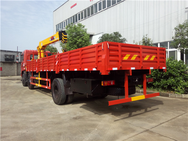 東風(fēng)前四后四飛濤8噸隨車(chē)吊 東風(fēng)前四后四飛濤8噸隨車(chē)吊