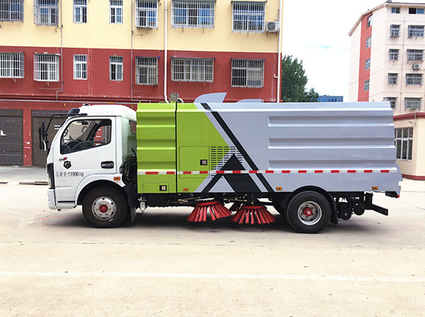 東風(fēng)多利卡8方掃路車