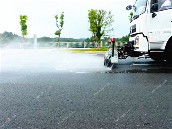 東風天錦路面清洗車前部效果