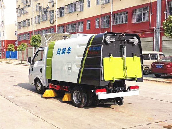 東風途逸3方掃路車