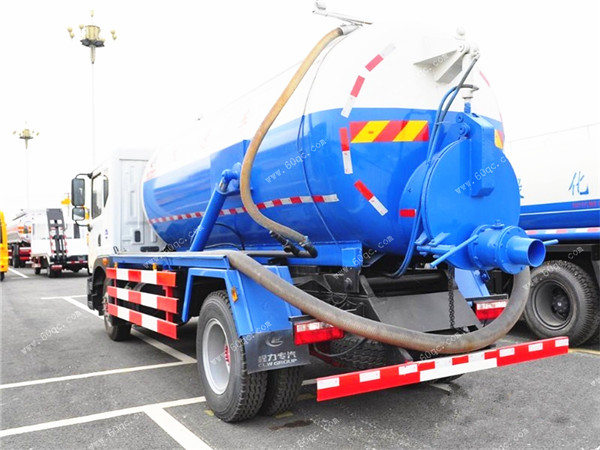 東風多利卡D9吸污車